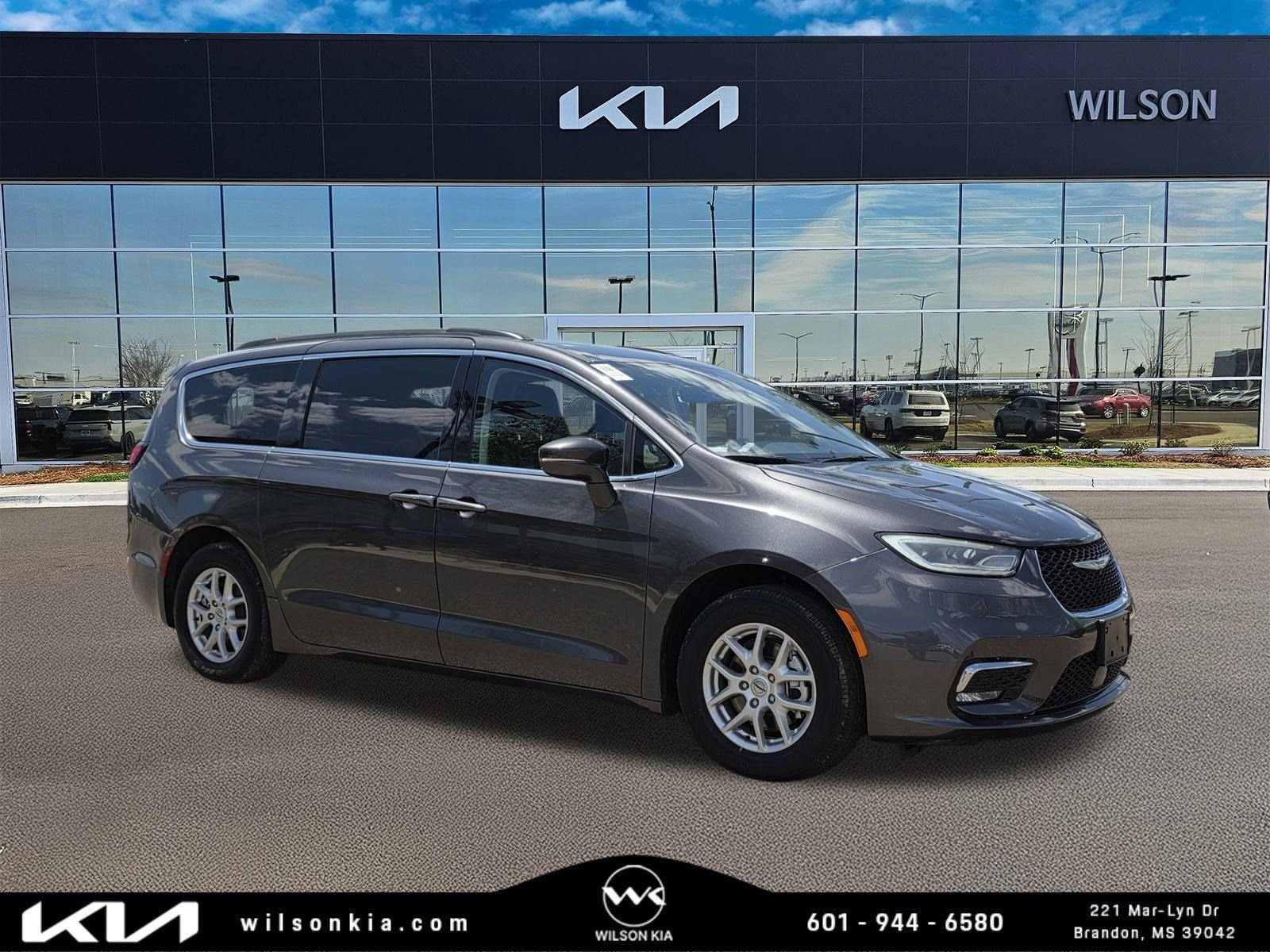 2022 Chrysler Pacifica Touring L's photo