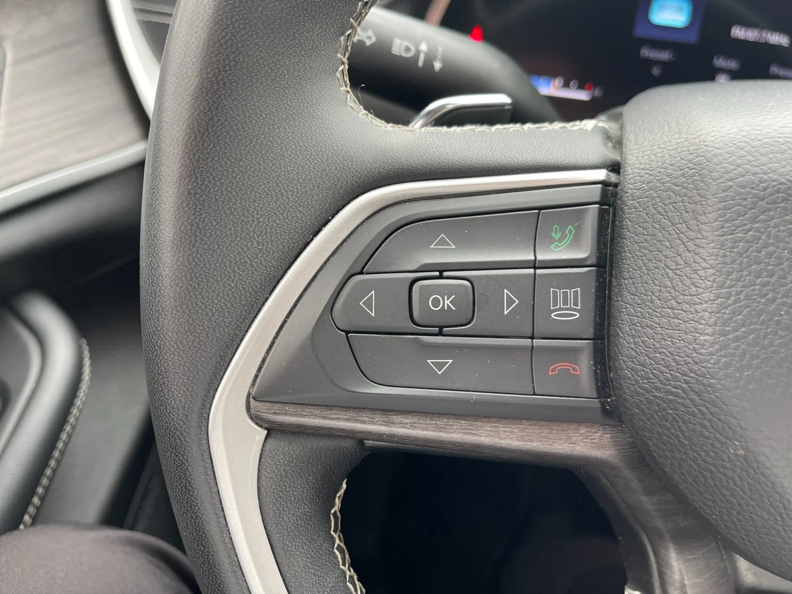 Used 2023  Jeep Limited image 29