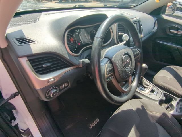 Used 2016 White Jeep Latitude image 16