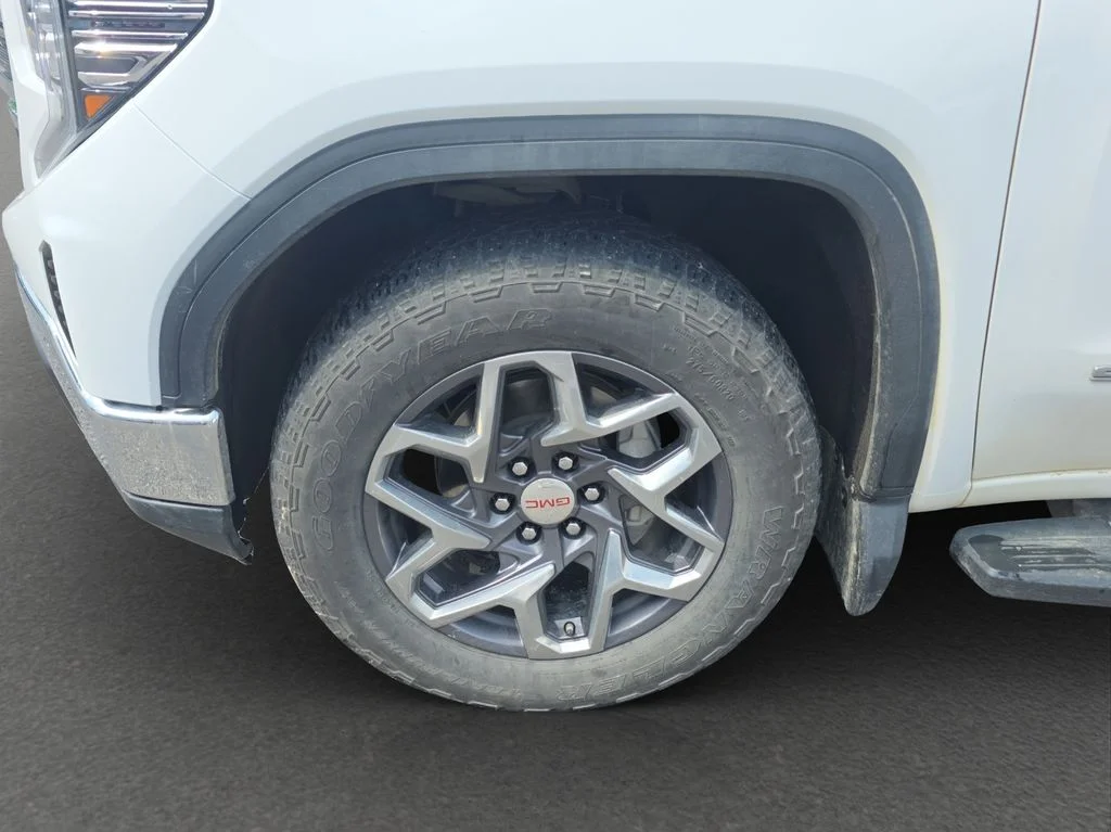 Used 2022 White GMC SLT image 4