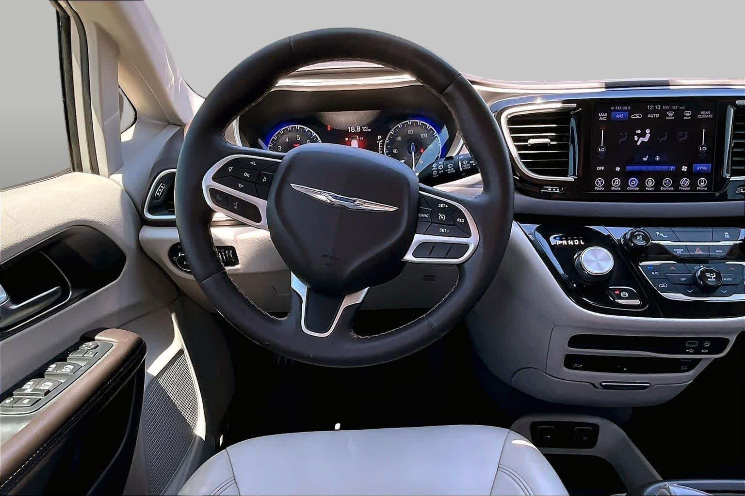 Used 2017 Tusk White Chrysler Touring-L Plus image 4