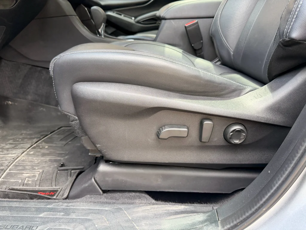 Used 2023 Ice Silver Metallic Subaru Limited image 14