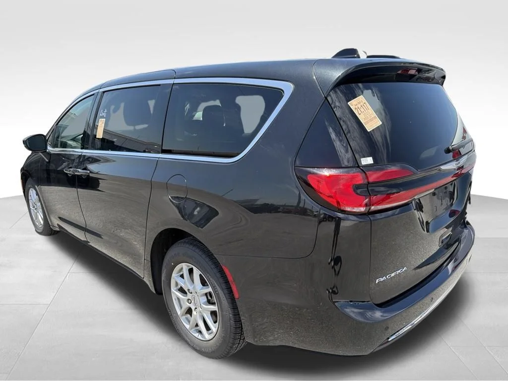 Used 2023 Black Chrysler Touring L image 14
