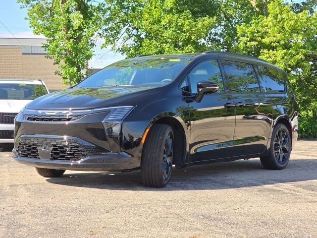New 2027 Diamond Black Crystal Pearl-Coat Exterior Paint Chrysler Limited image 25