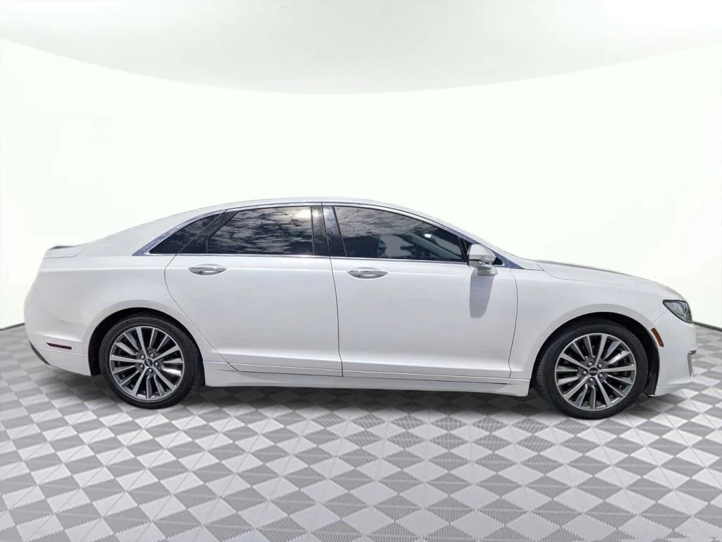Used 2017 White Lincoln Premiere image 2
