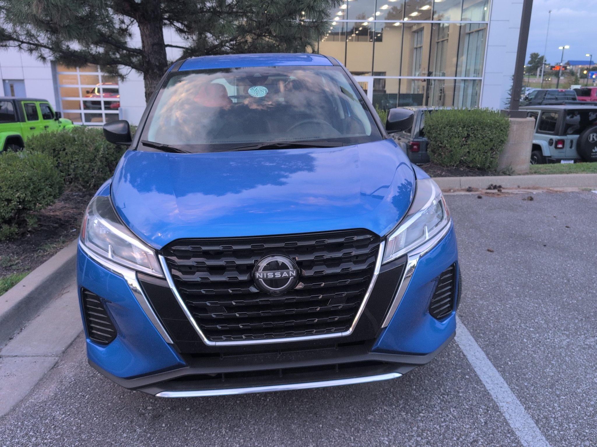 Used 2025 Blue Nissan S image 3