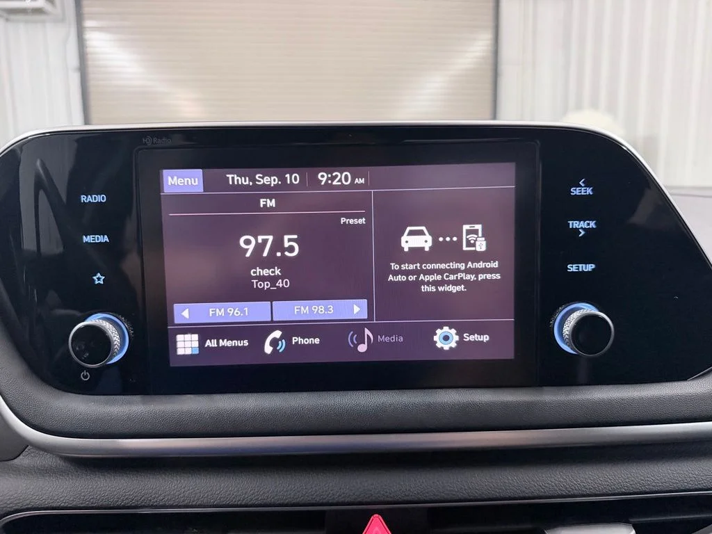 Used 2021 Black Hyundai SE image 15