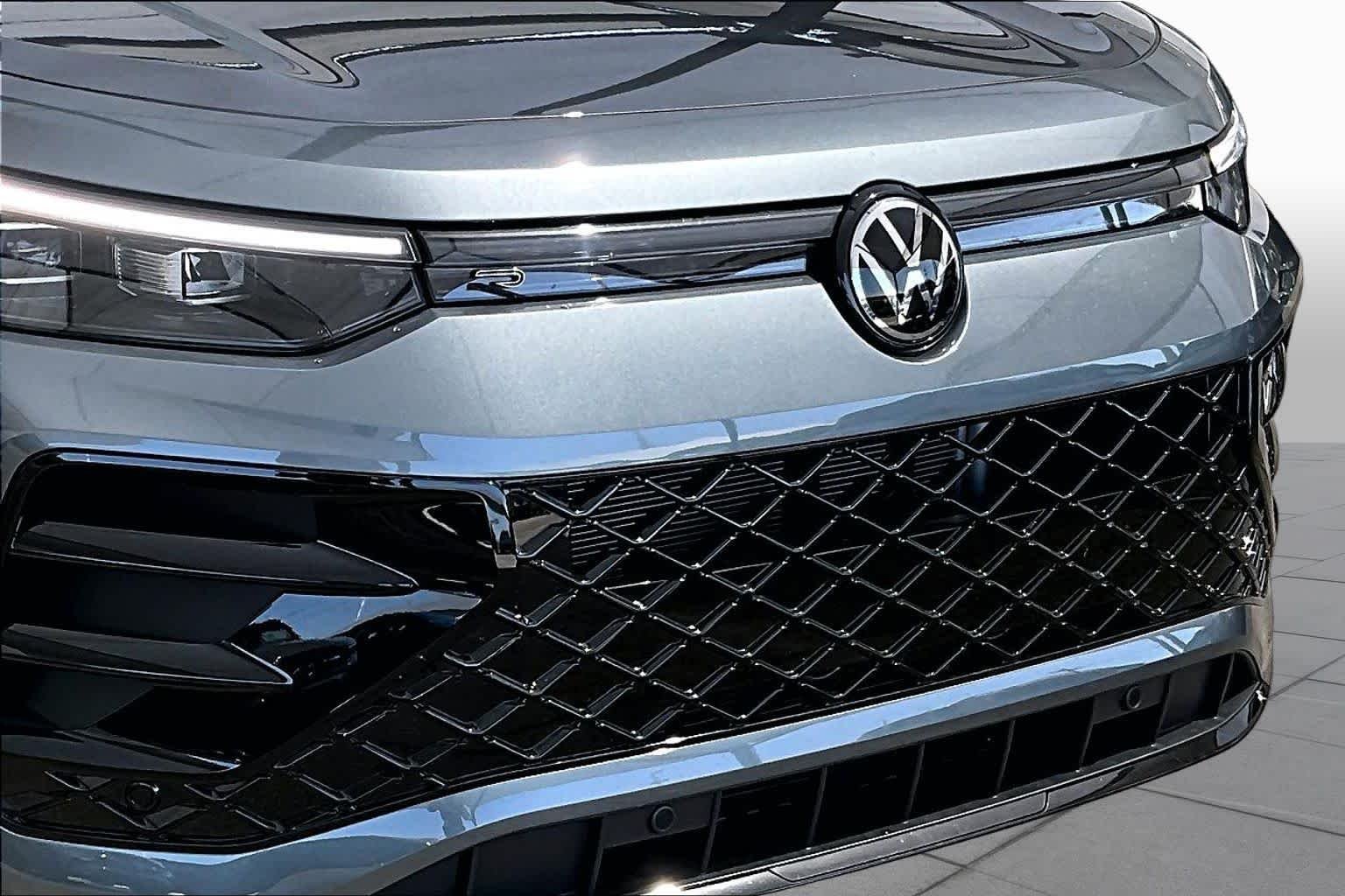 Used 2025 Platinum Gray Metallic Volkswagen SE R-Line Black image 30
