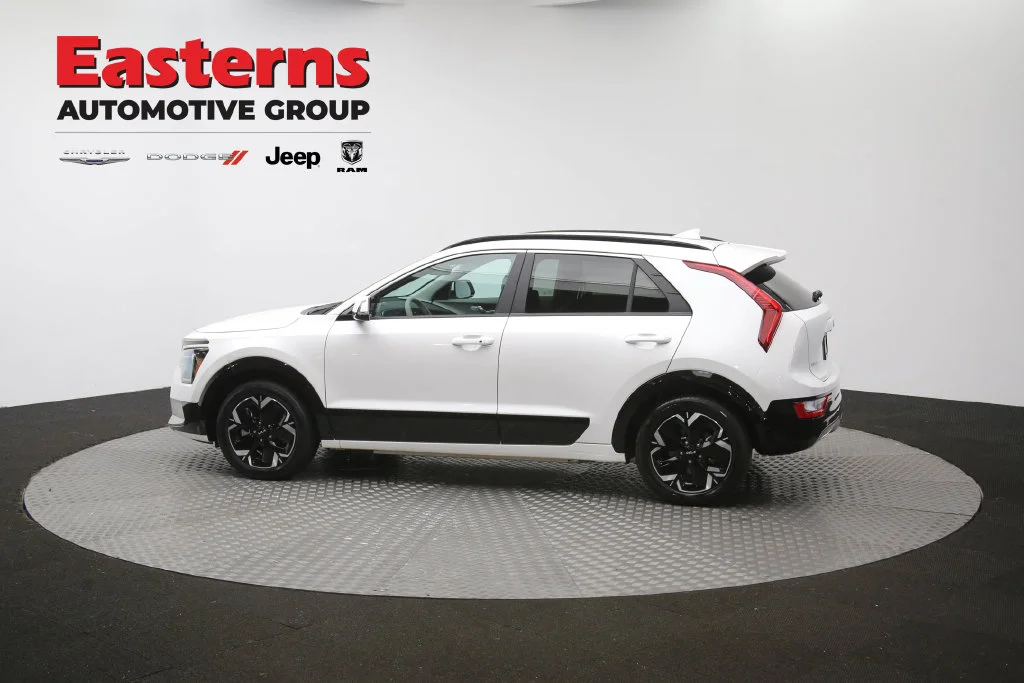 Used 2023 White Kia Wind image 56