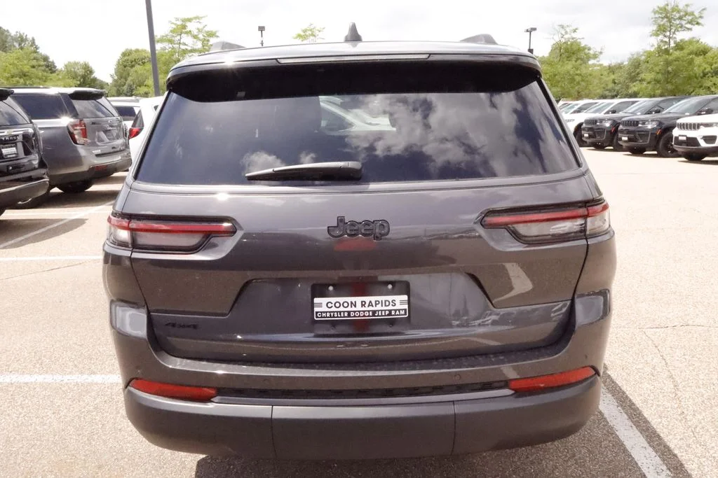 New 2026 Baltic Gray Metallic Clear-Coat Exterior Paint Jeep Limited image 9