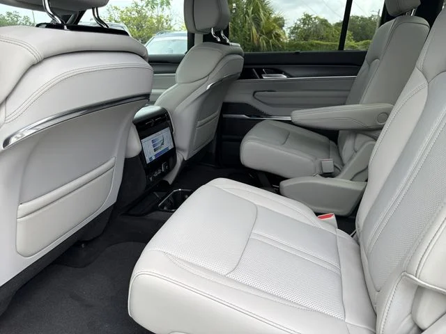 New 2026 Bright White Clear-Coat Exterior Paint Jeep Summit Obsidian image 16