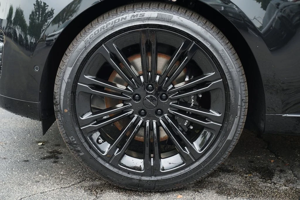 New 2026 Santorini Black Land Rover SE image 8