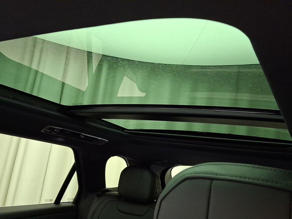 New 2026 Ostuni Pearl White Land Rover SE image 11