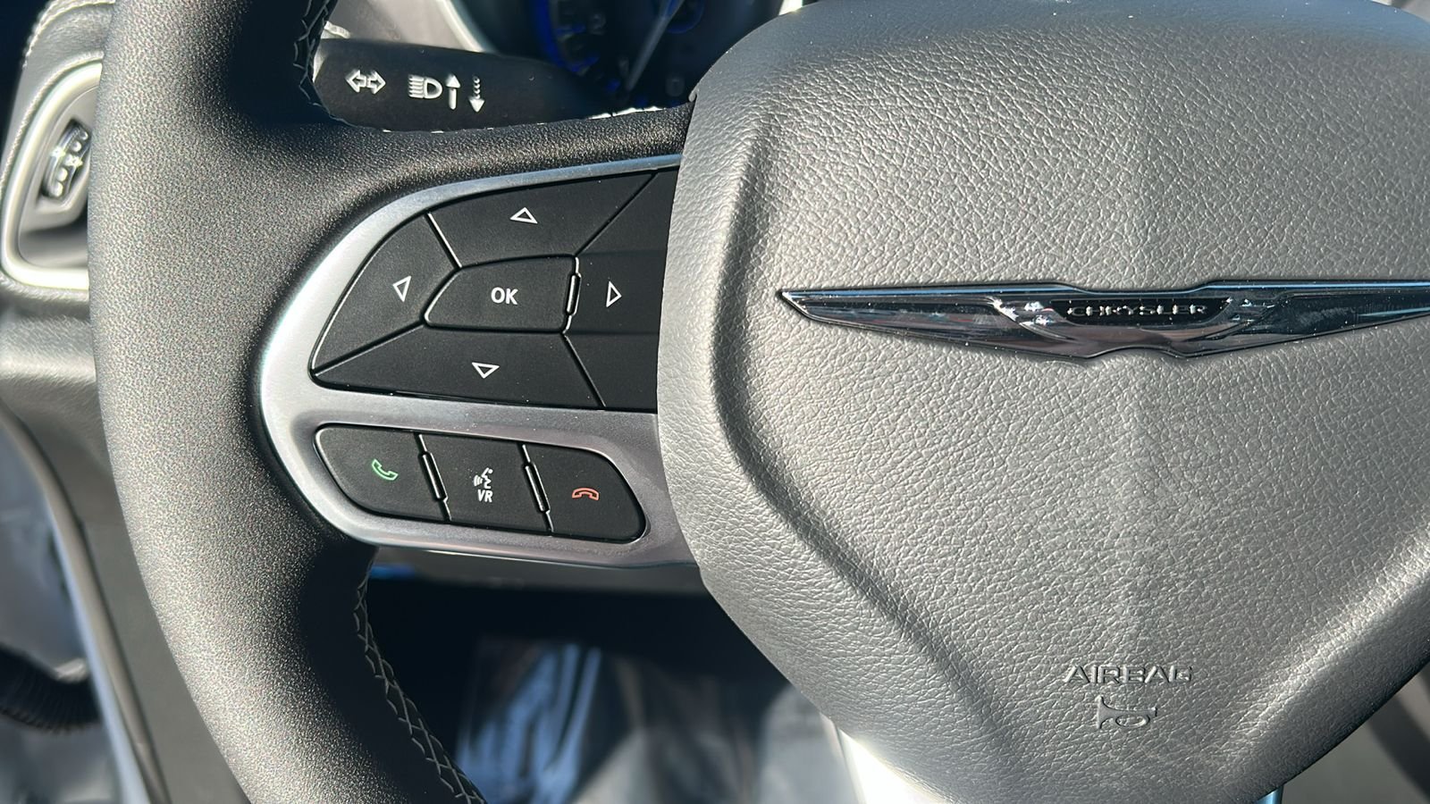 New 2026 Bright White Clear-Coat Exterior Paint Chrysler Select image 17