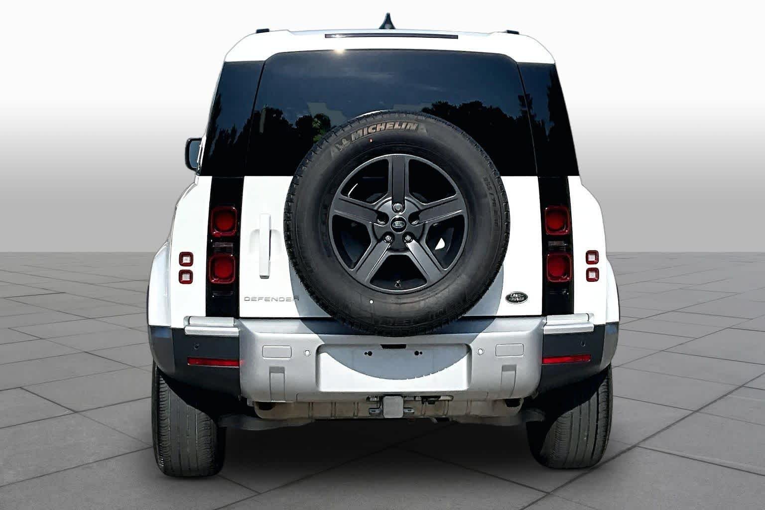 Used 2023 Fuji White Land Rover S image 4