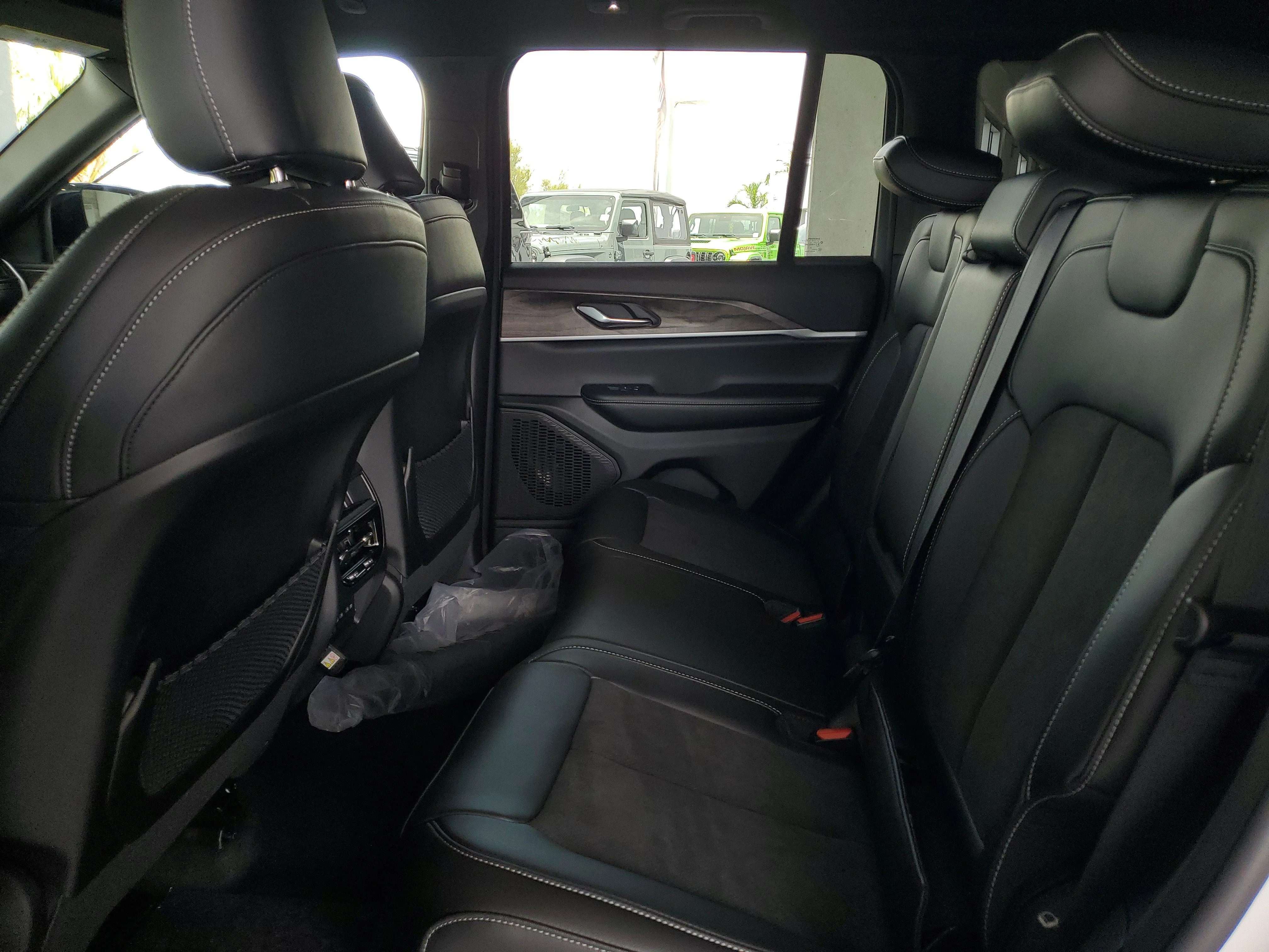 New 2026 Bright White Clear-Coat Exterior Paint Jeep Laredo Altitude image 7