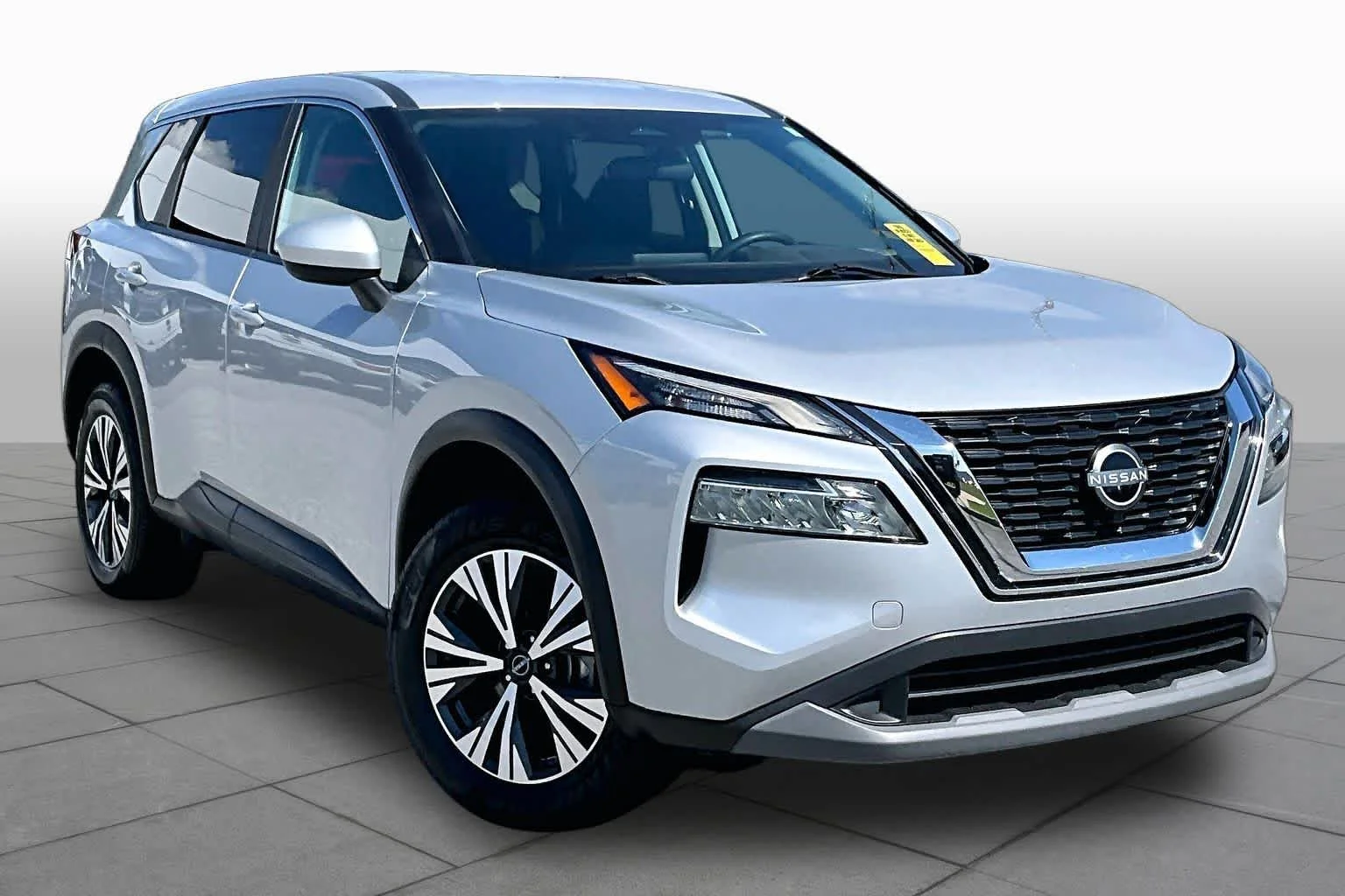 Used 2025 Super Black Nissan SV image 3