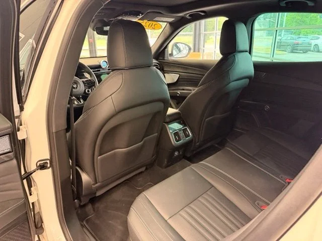 Used 2025 White Maserati Base image 13