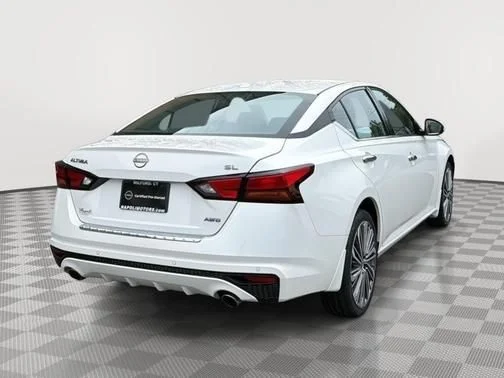 Certified Used 2023 White Nissan 2.5 SL image 3