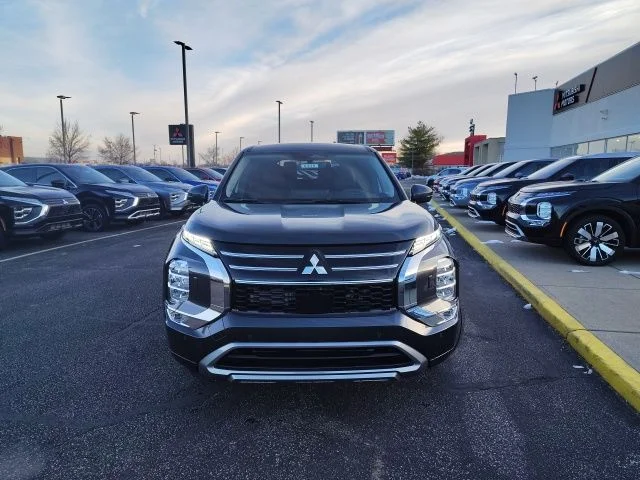 New 2026 Gray Mitsubishi SE image 2