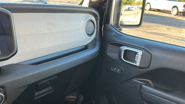 Used 2024  Jeep Sport S image 23