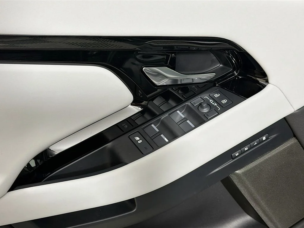 New 2026 Santorini Black Land Rover Hoxton Edition image 18