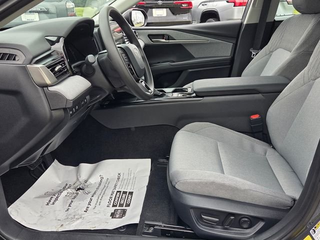 Used 2025  Toyota LE image 5