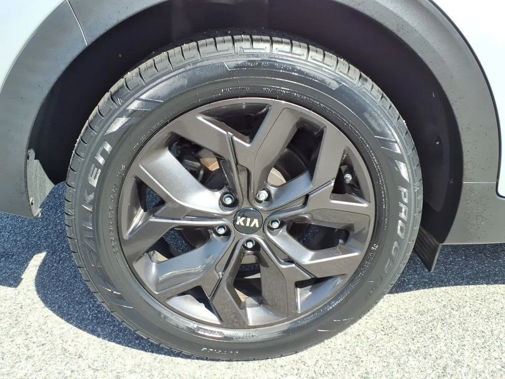 Used 2020 Silver Kia S image 33