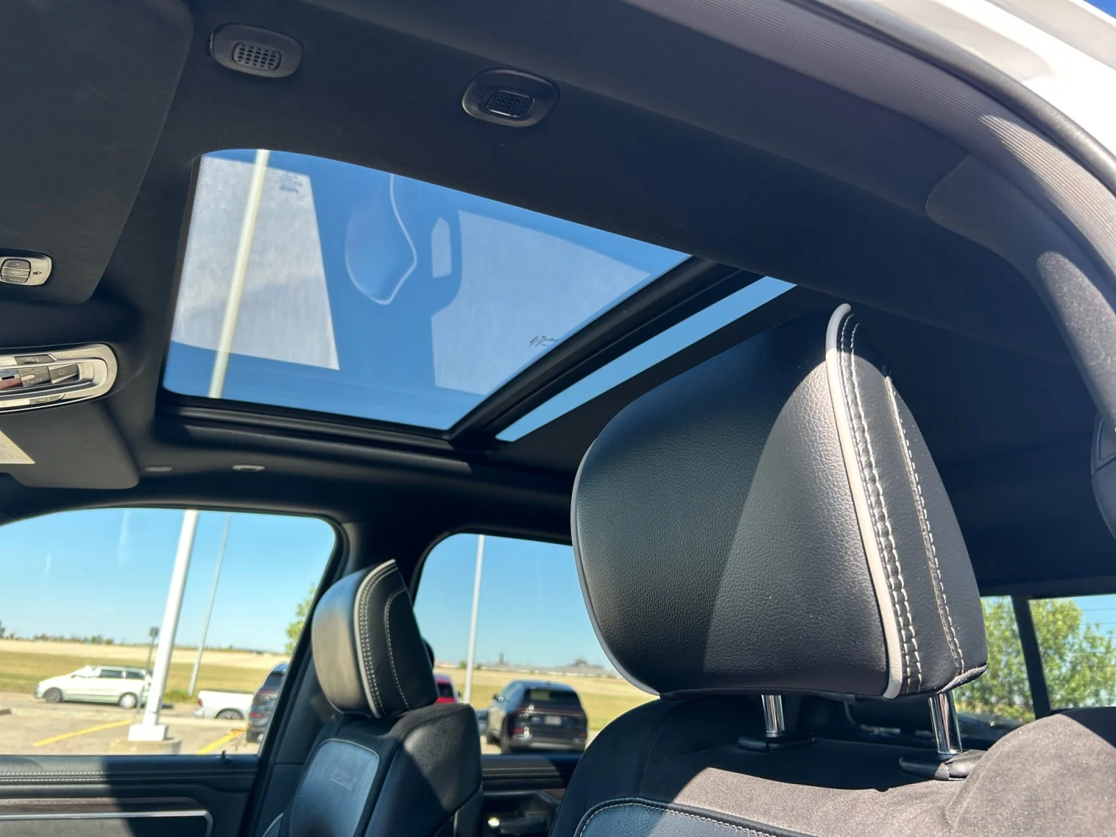 Used 2025 Ivory Tri-Coat Pearl Ram Laramie image 18