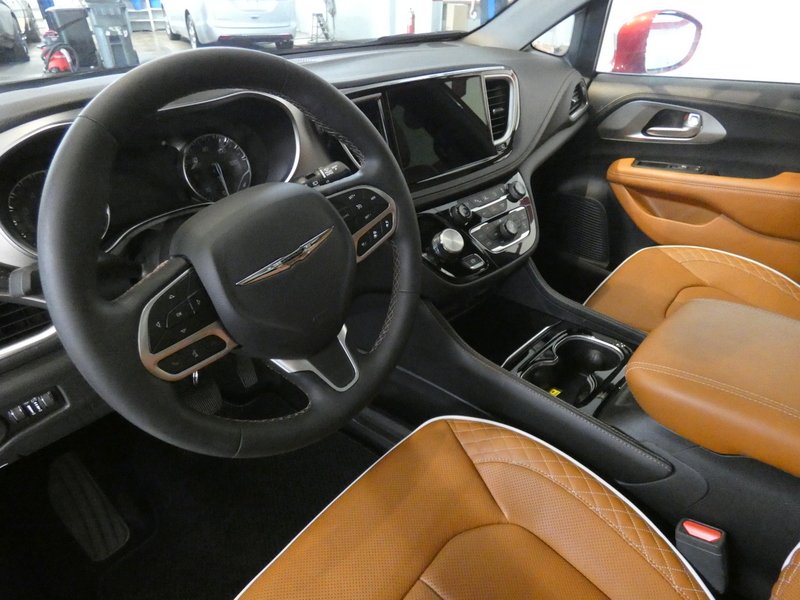 Used 2024 RED Chrysler Pinnacle FWD image 8