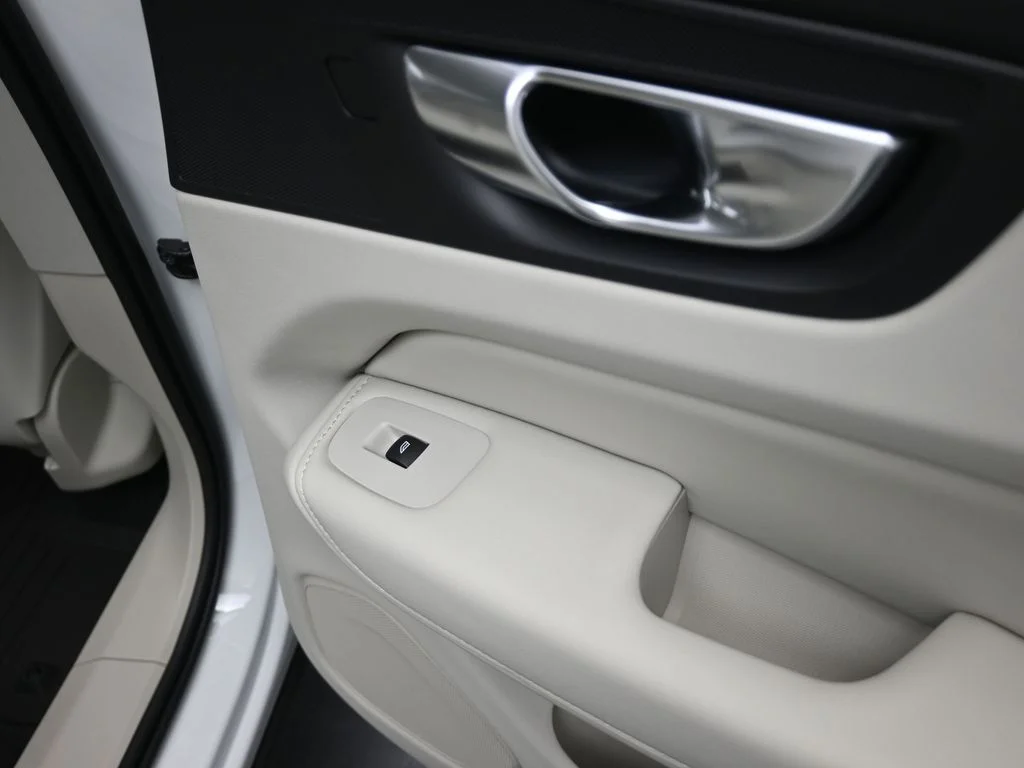 New 2026 White Volvo T8 Ultra image 22