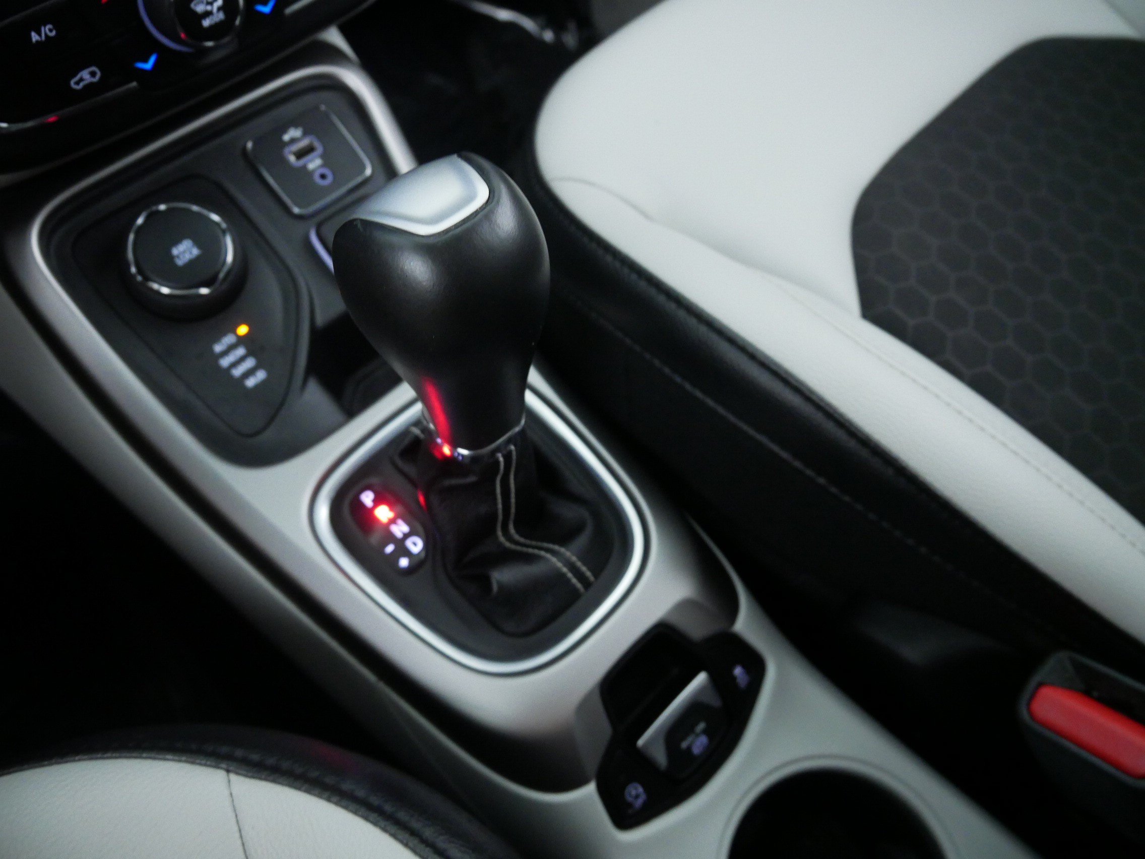 Used 2017 White Clearcoat Jeep Latitude image 27