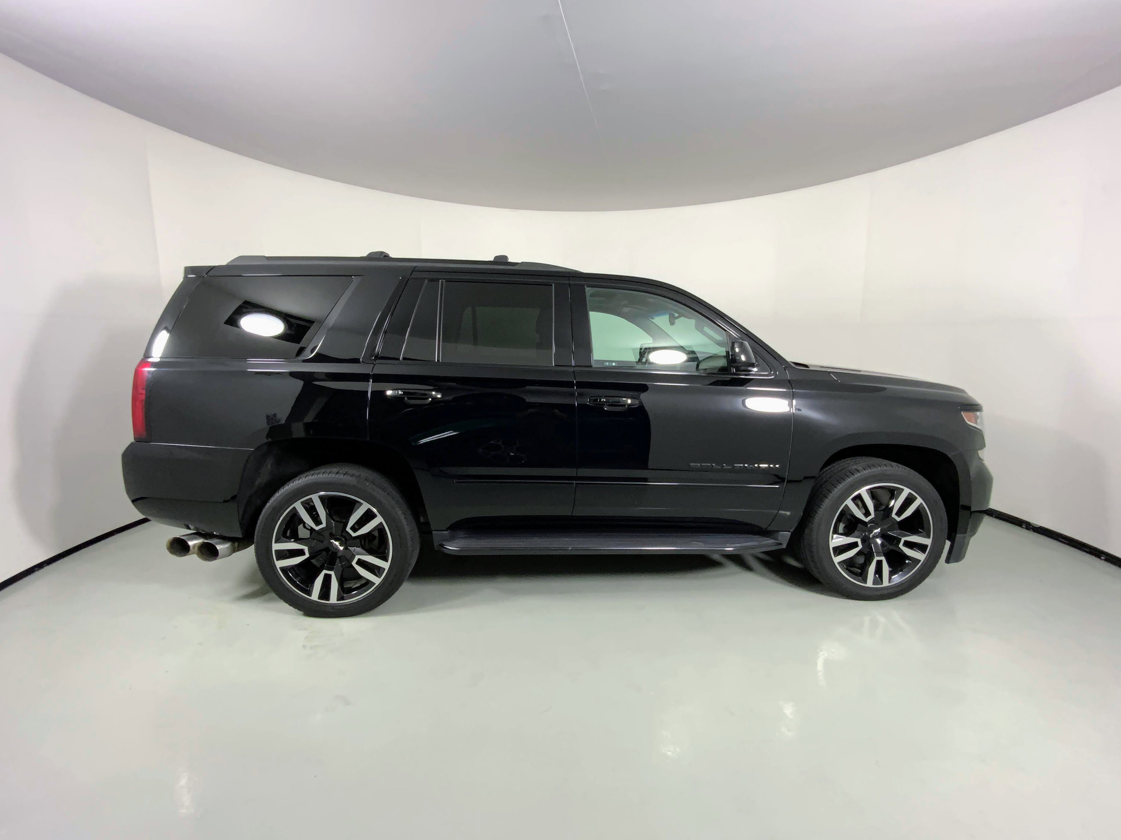 2019 Chevrolet Tahoe Premier photo 2