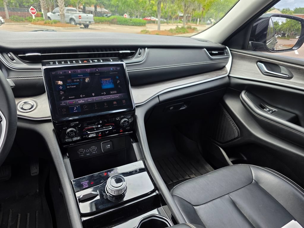Used 2023  Jeep Limited image 28