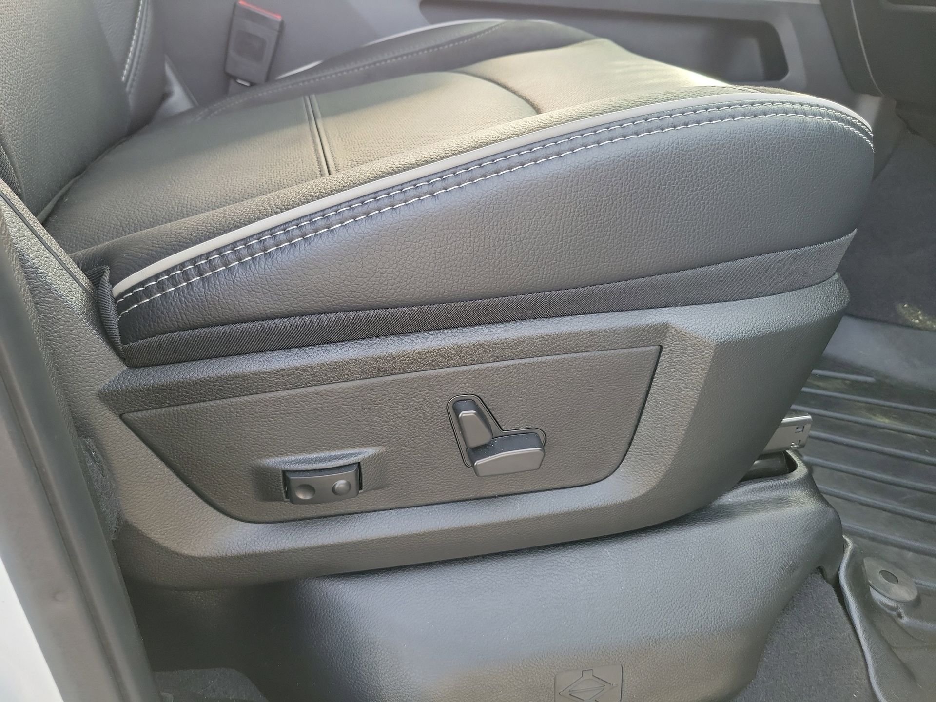 Used 2025 White Ram Laramie image 27