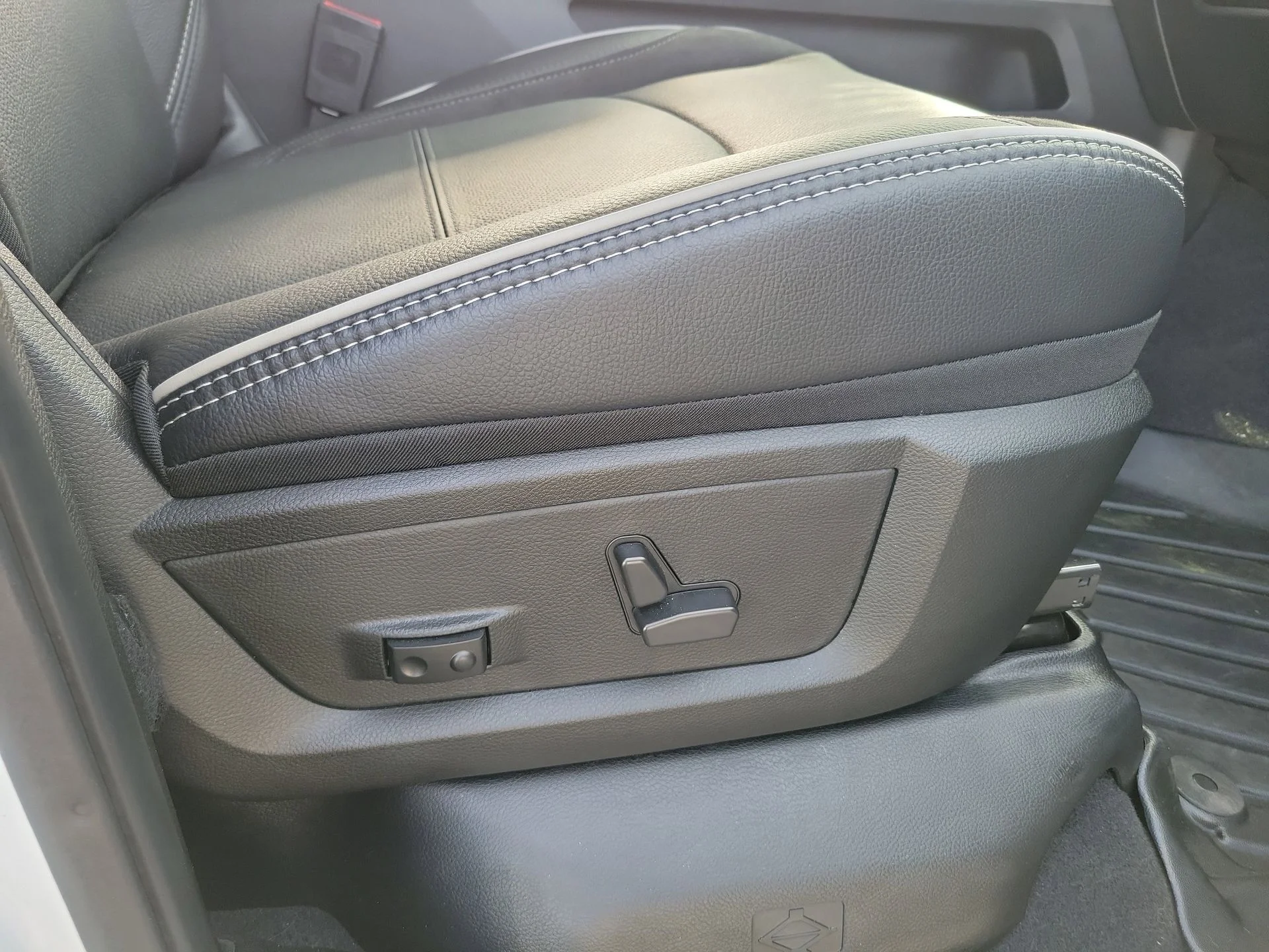 Used 2025 White Ram Laramie image 27