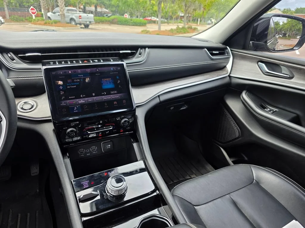 Used 2023  Jeep Limited image 28