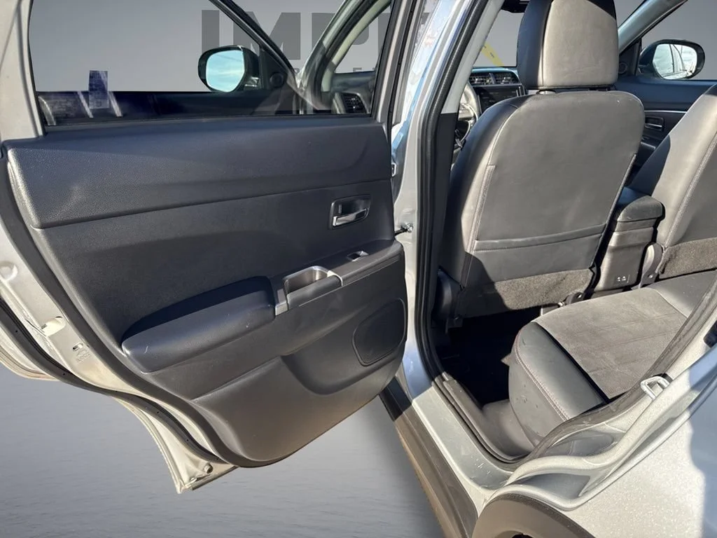 Used 2023 Silver Mitsubishi ES image 30