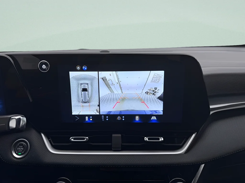 Used 2025 Lakeshore Blue Chevrolet LT image 17
