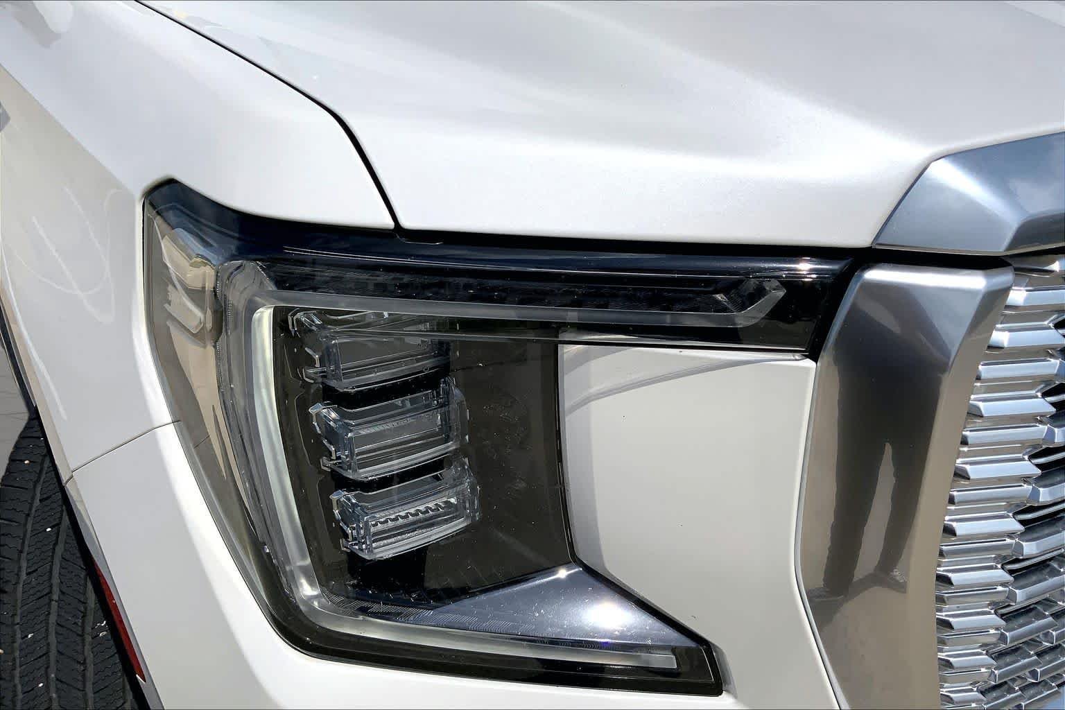 Used 2021 WHITE FROST TRICOAT GMC Denali image 27