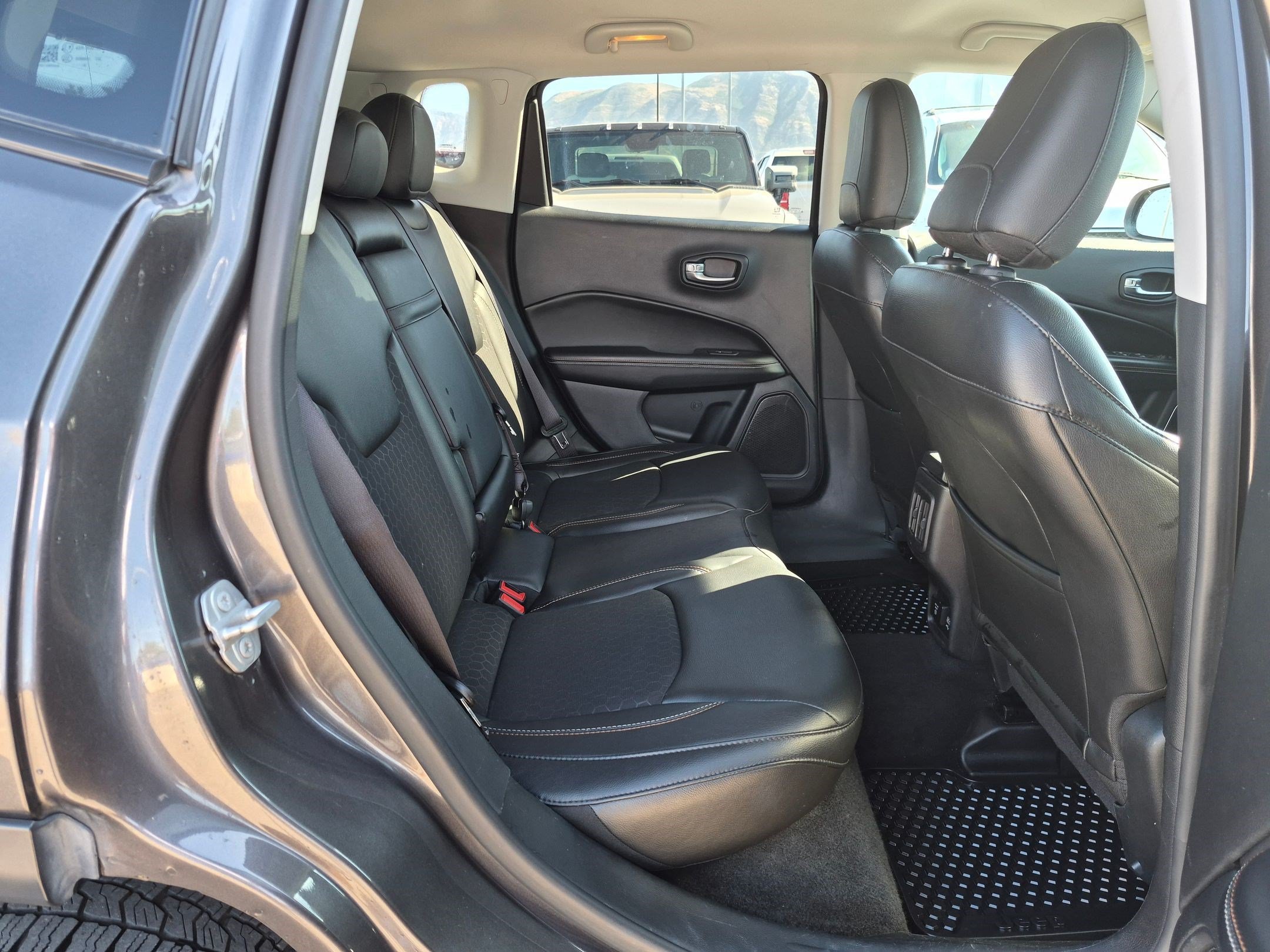 Used 2018 Granite Crystal Metallic Clearcoat Jeep Latitude image 28