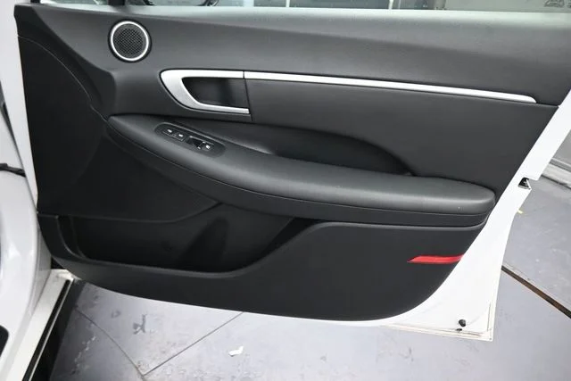 Used 2025 White Hyundai SEL image 13