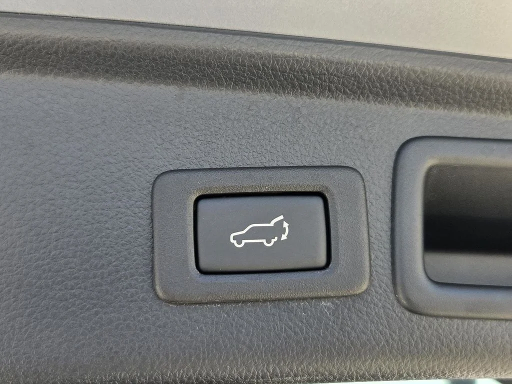 Used 2017 Silver Subaru 2.5i Limited image 12