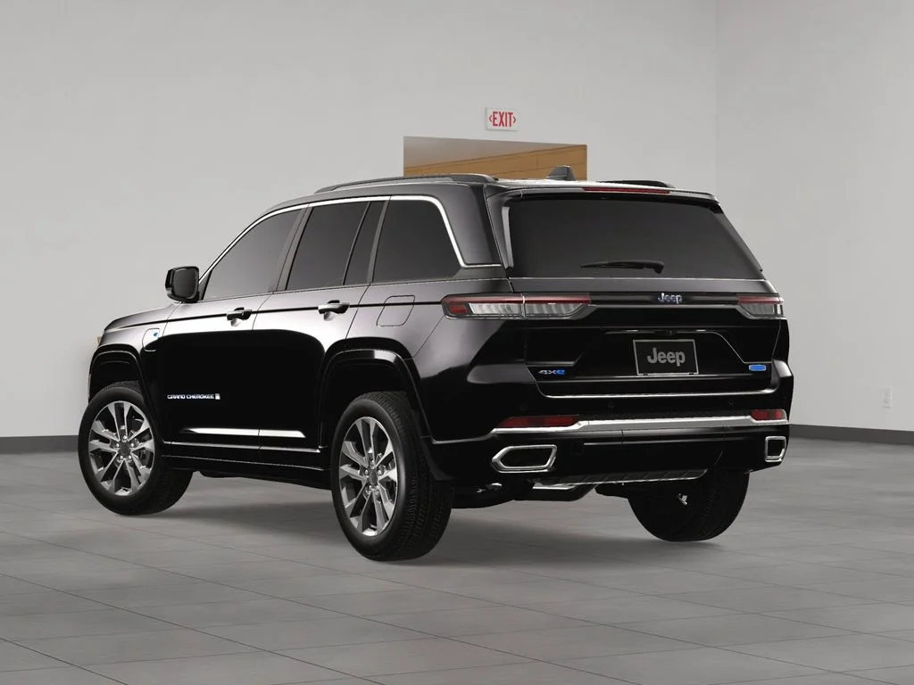 New 2024 Diamond Black Crystal Pearl-Coat Exterior Paint Jeep Overland 4xe image 4
