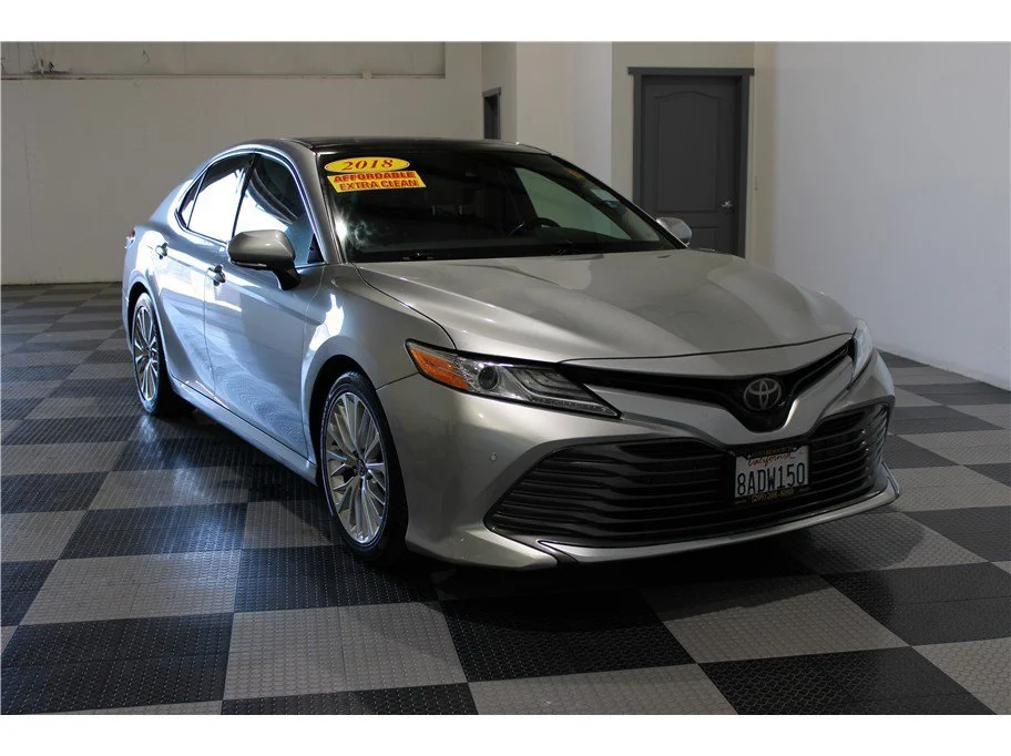 Used 2018 Silver Toyota XLE Sedan 4D image 3