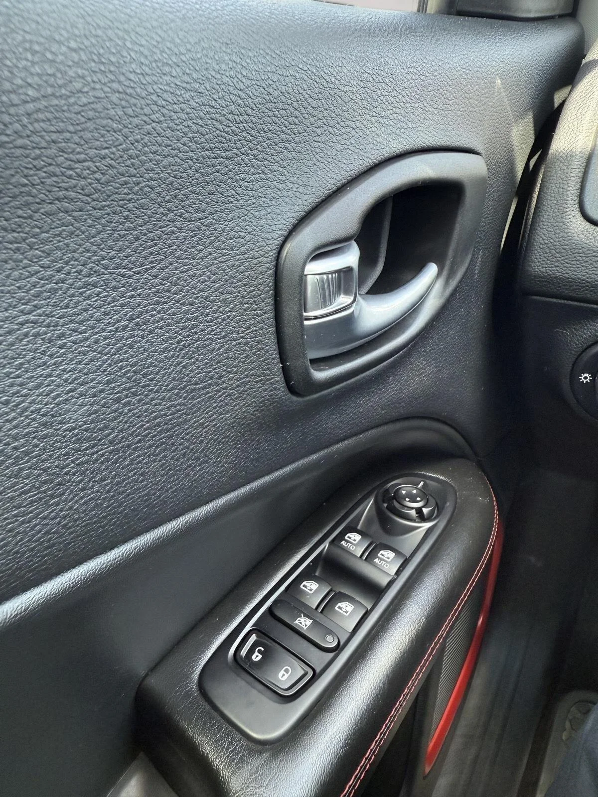 Used 2018 Billet Silver Metallic Clearcoat Jeep Trailhawk image 13