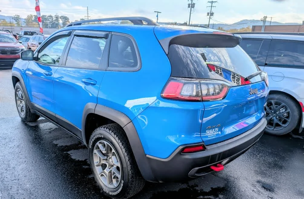 Used 2022 Hydro Blue Pearl Coat Jeep Trailhawk image 4