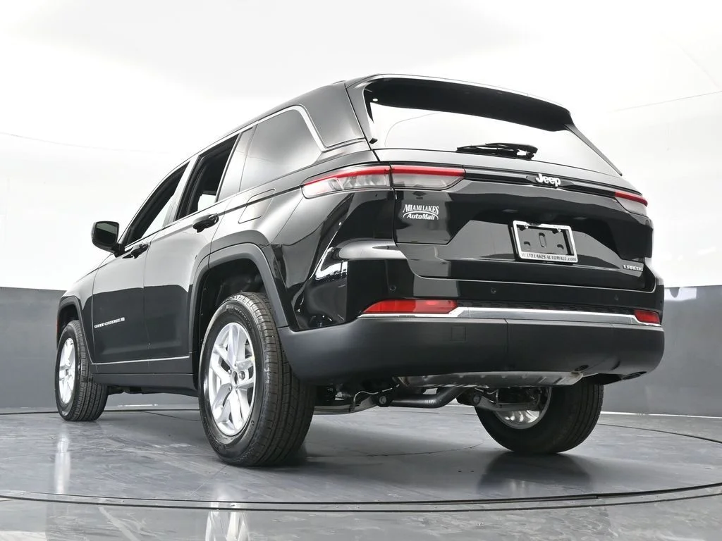 New 2026 Diamond Black Crystal Pearl-Coat Exterior Paint Jeep Laredo X image 56