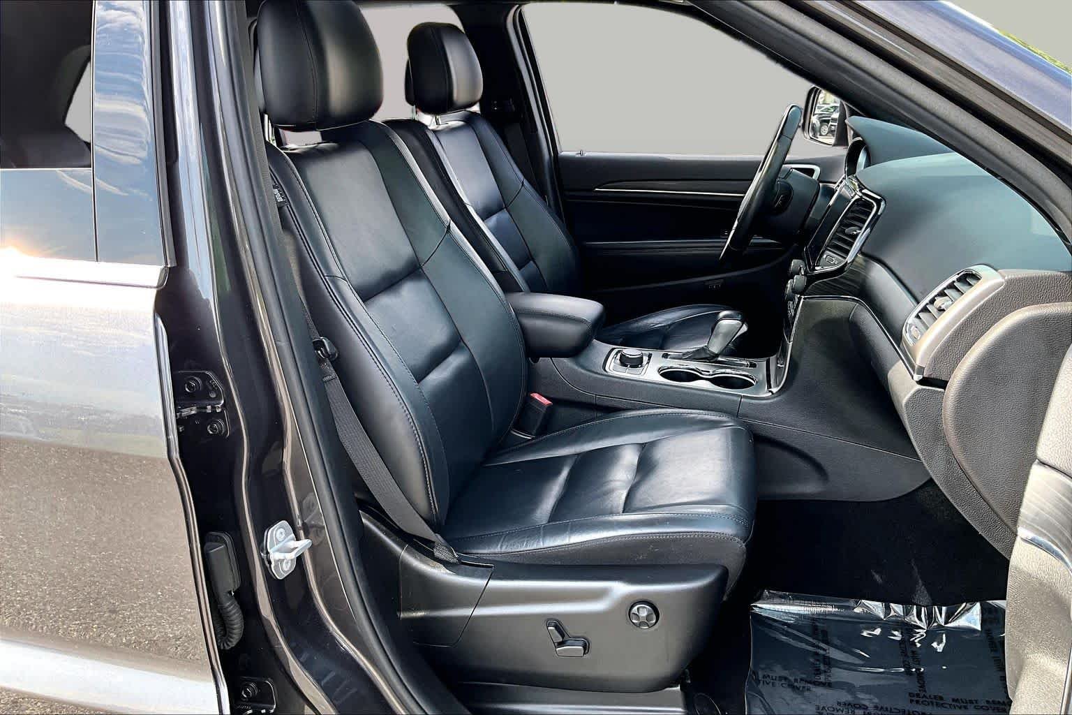 Used 2019 Granite Crystal Metallic Clearcoat Jeep Limited image 9
