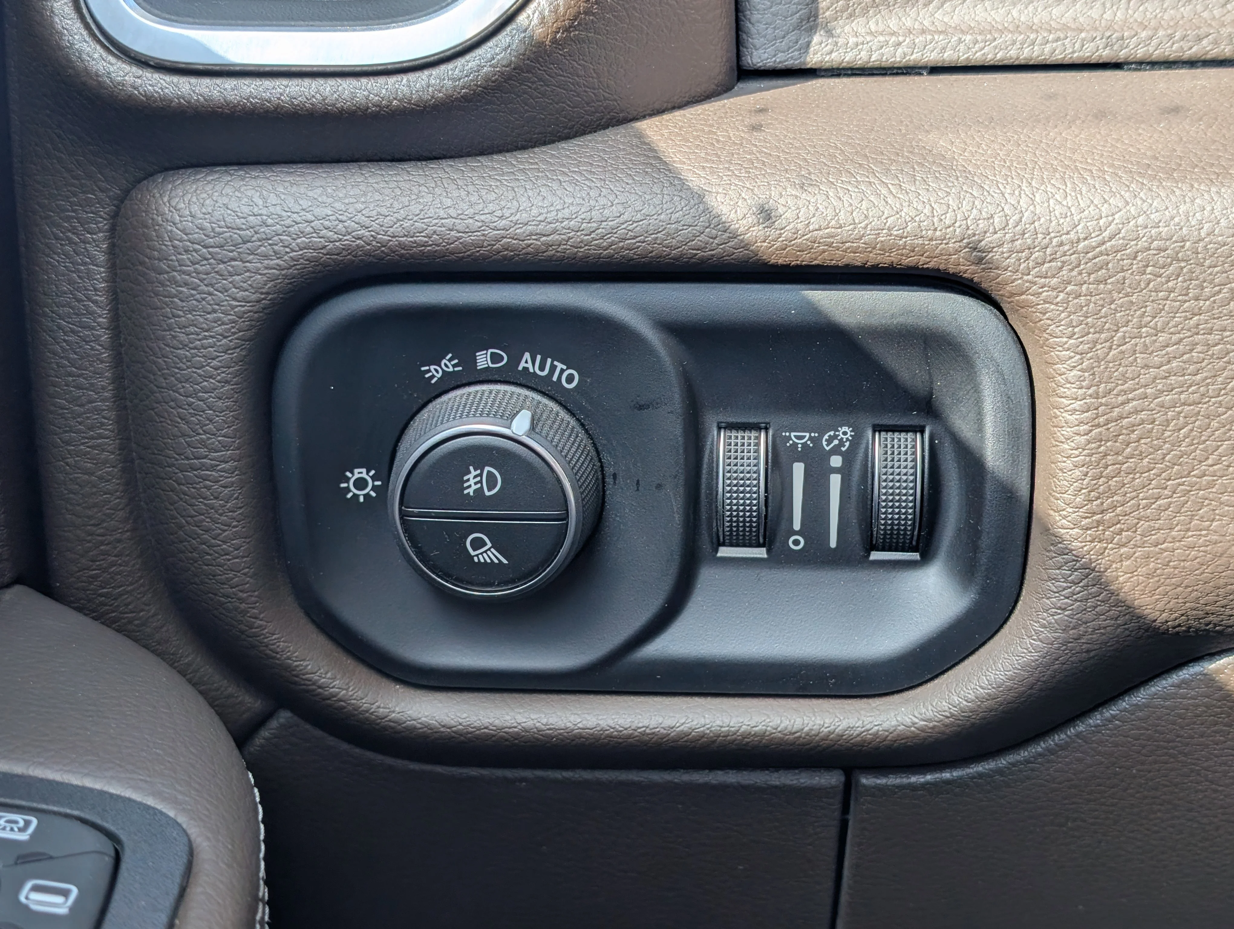 Used 2025 Granite Crystal Metallic Ram Laramie image 29